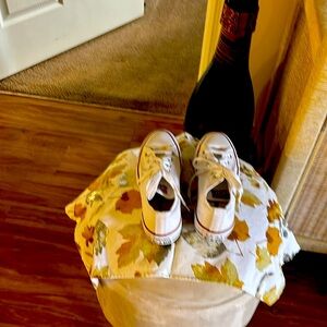 I have here some white converses size men’s 8 in very good condition